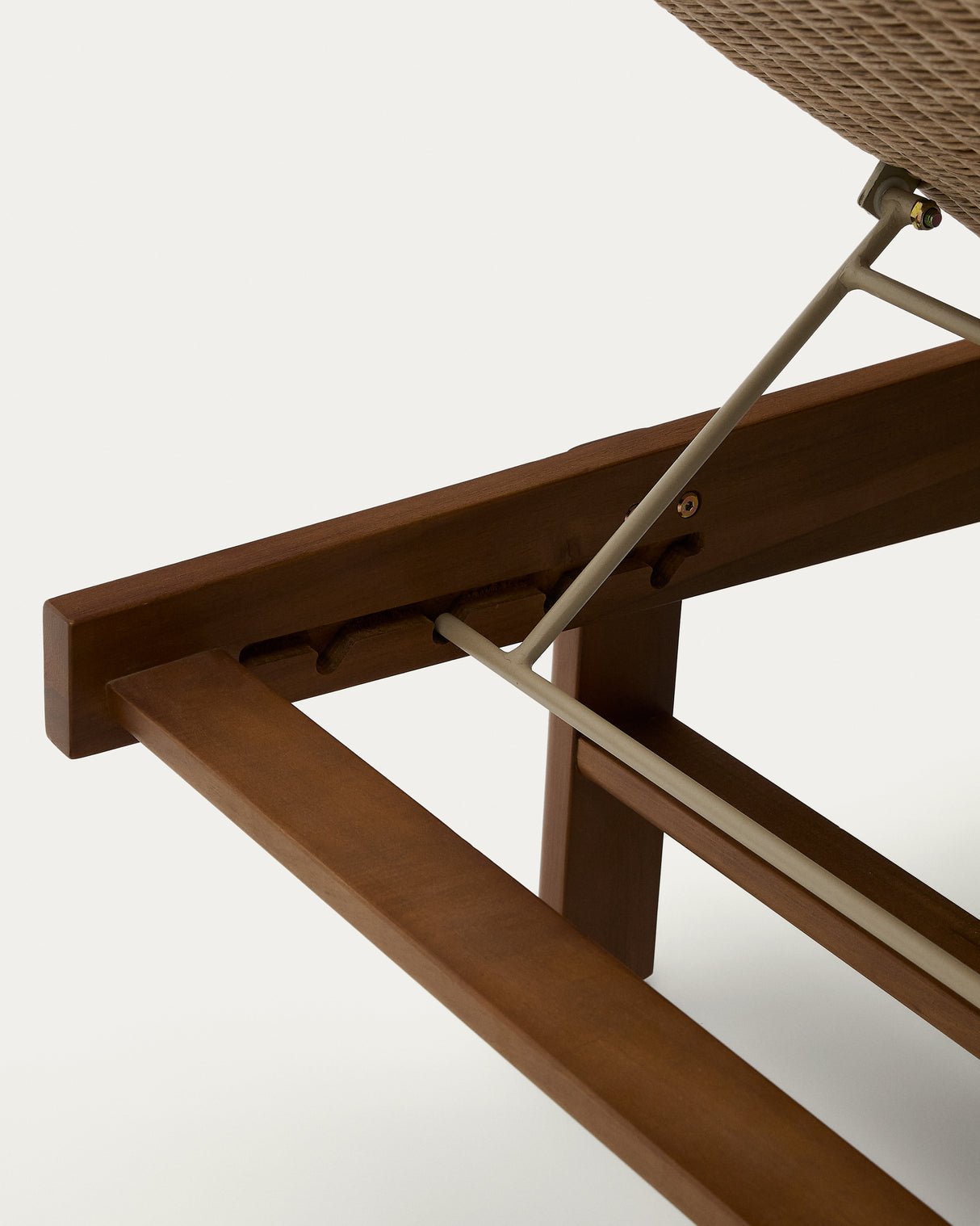 Sonnenliege Itani aus massivem Teakholz und synthetischem Rattan FSC 100%