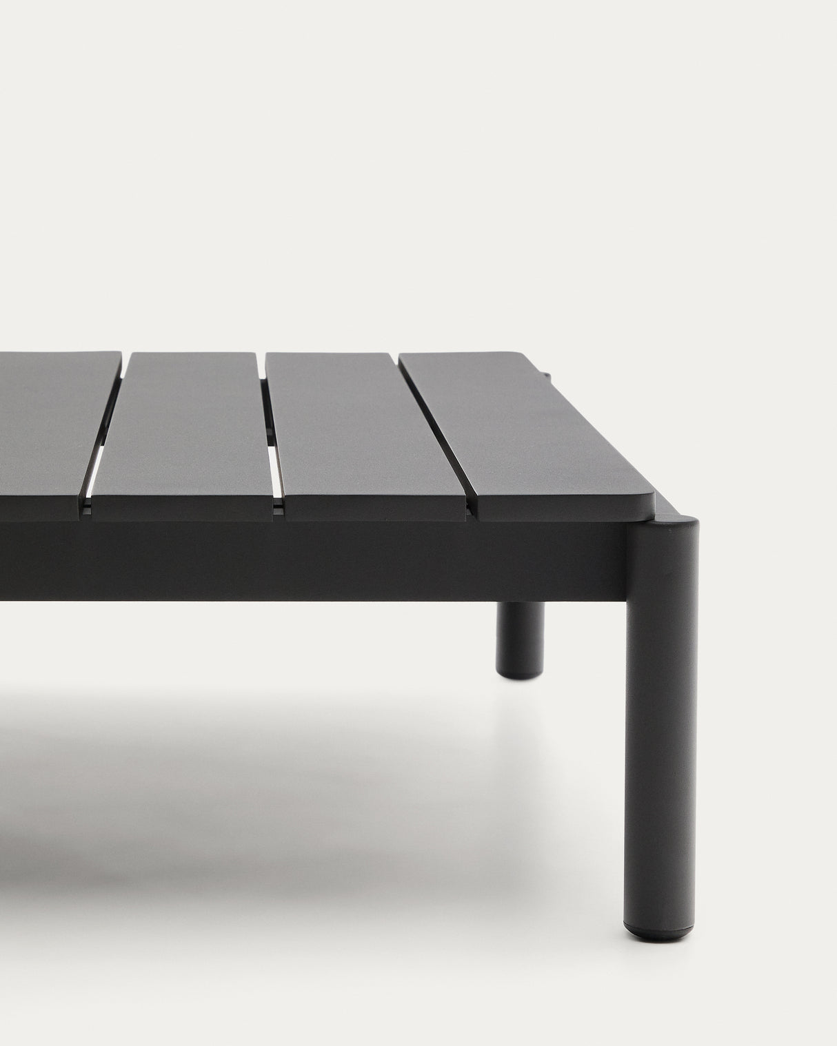 Couchtisch Sorells aus grauem Aluminium 89 x 91 cm - ZEN ZONE Furniture