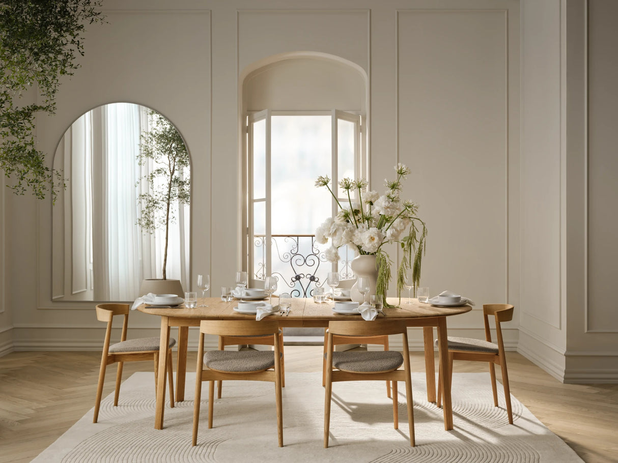 Kite Esstischstuhl aus Eiche grau lackiert – Gepolstert, Soil - Glattes Gewebe, Light Grey - ZEN ZONE Furniture