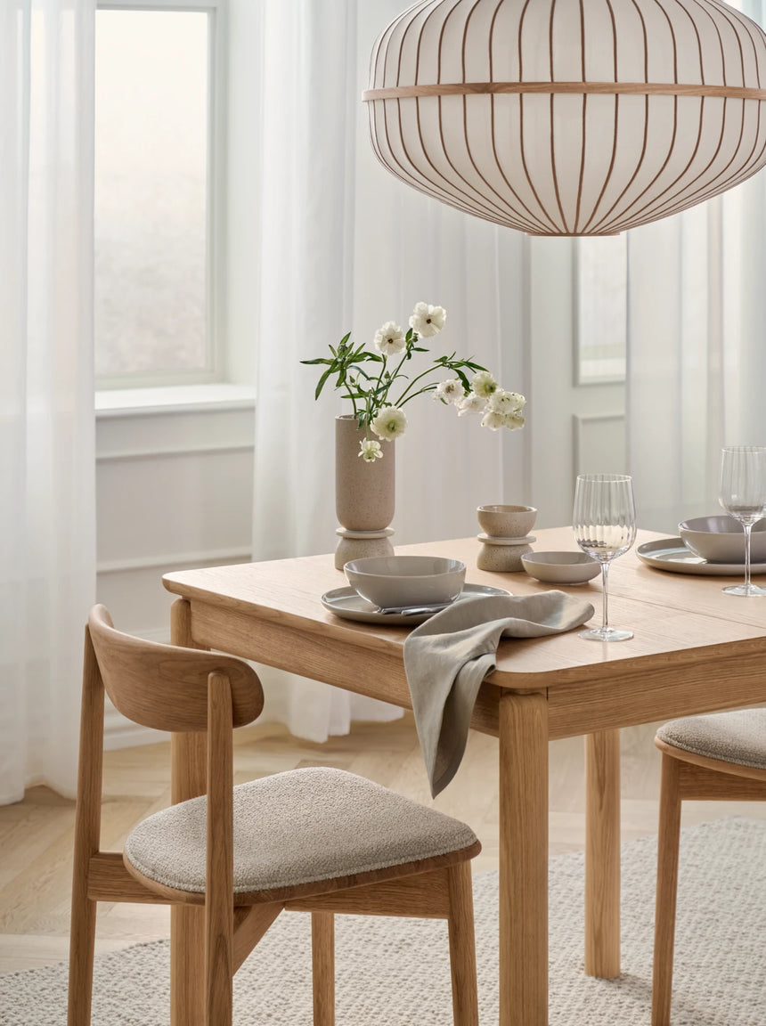 Merge Gepolsterter Esstischstuhl mit Armlehne aus Eiche weiß pigmentiert geölt, Monza - Bouclé und Textur, Beige - ZEN ZONE Furniture