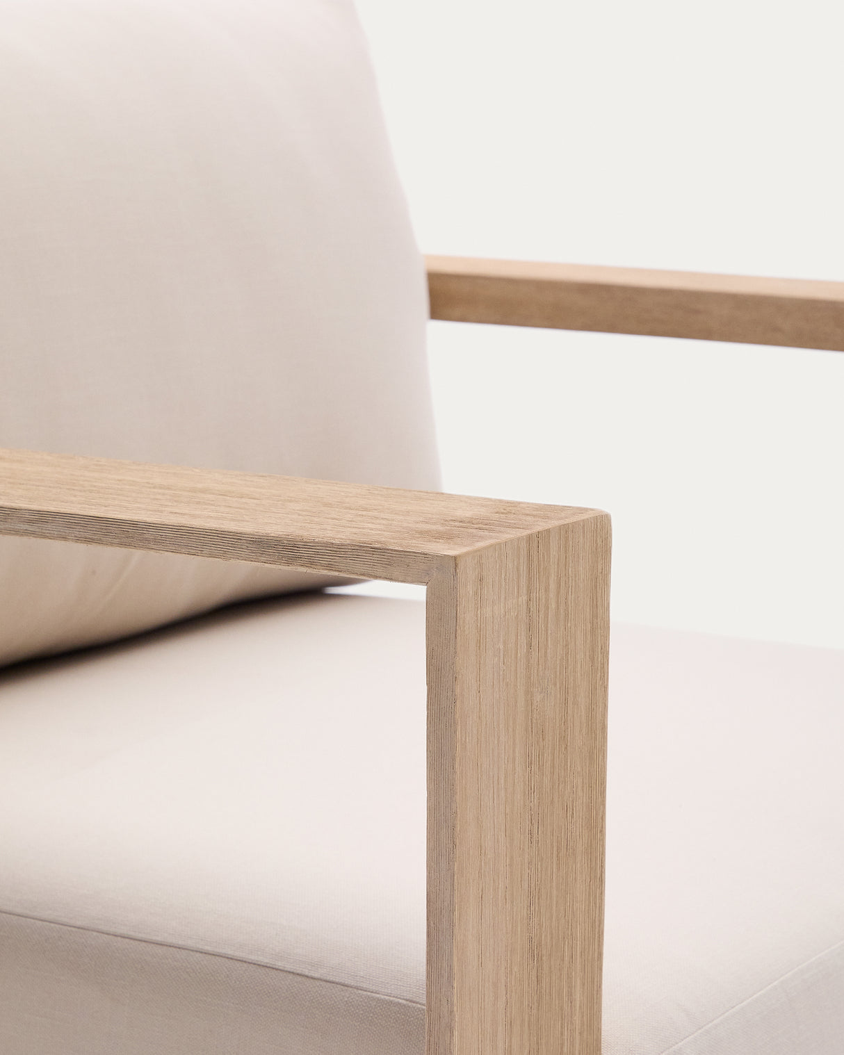 Sessel Ambra aus massivem Akazienholz mit hellem Finish