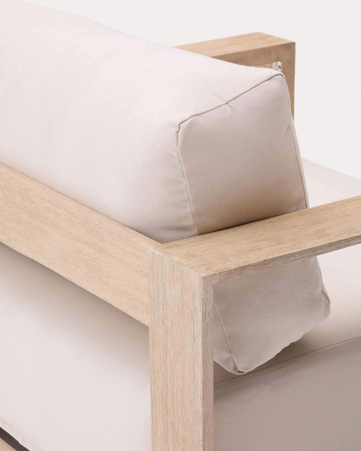 Sessel Ambra aus massivem Akazienholz mit hellem Finish