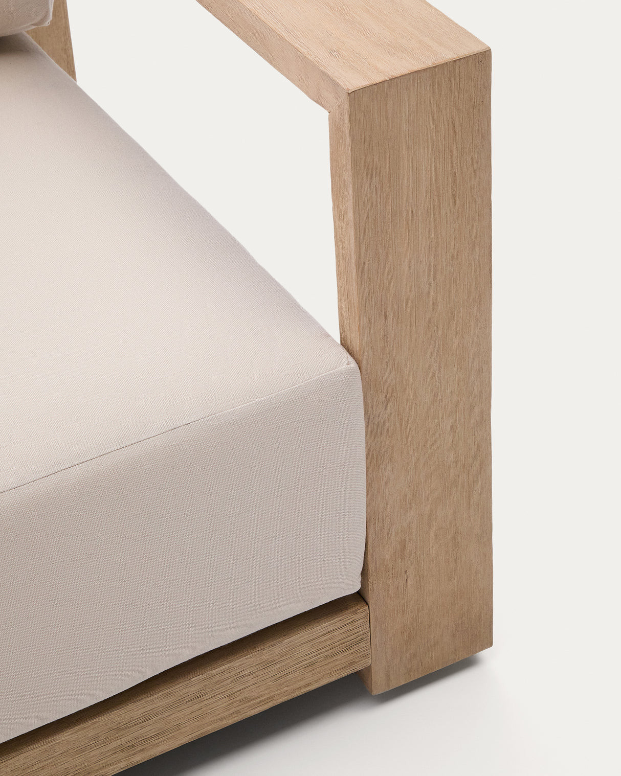 Sessel Ambra aus massivem Akazienholz mit hellem Finish