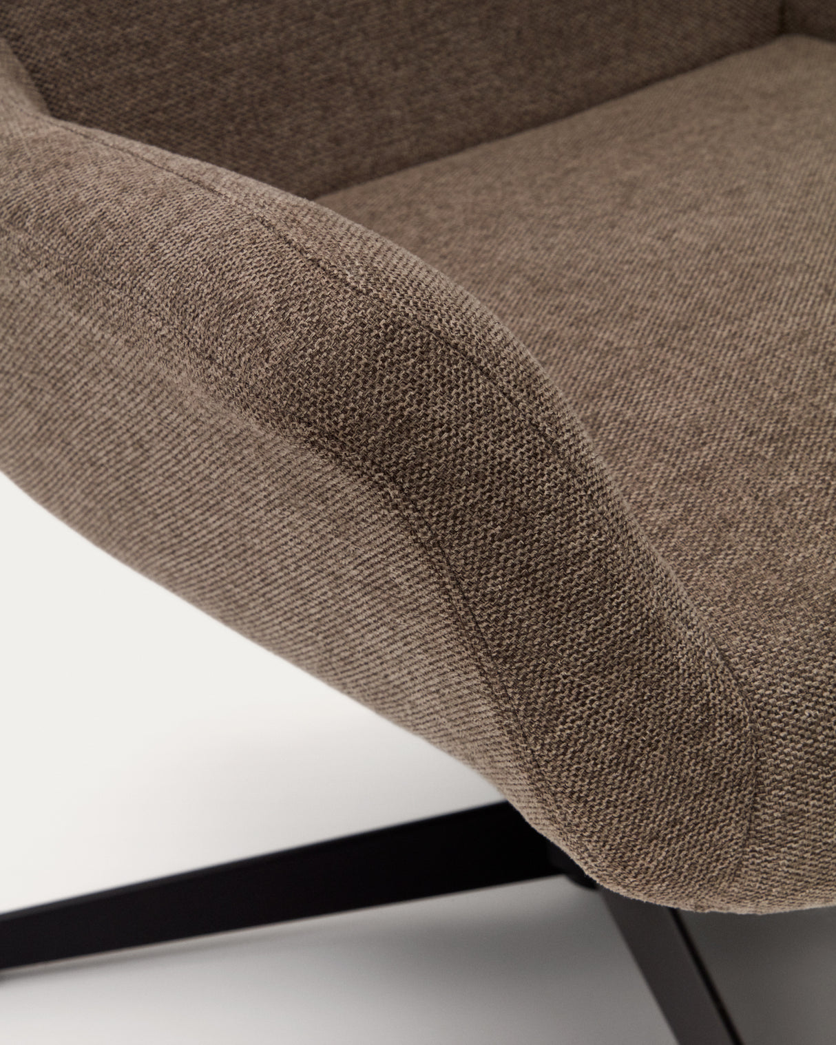 Zalina Drehsessel aus hellbraunem Chenille und Stahl mit schwarzem Finish FSC 100% - ZEN ZONE Furniture