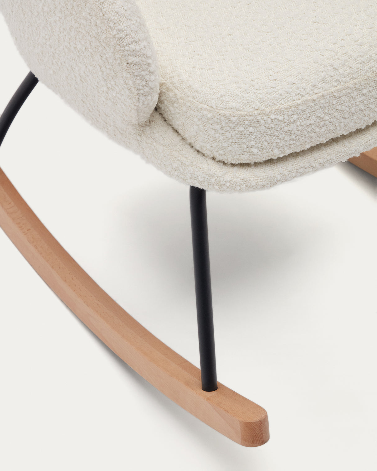Maustin Schaukelstuhl mit weißem Bouclé und Gestell aus Stahl und Buchenholz - ZEN ZONE Furniture