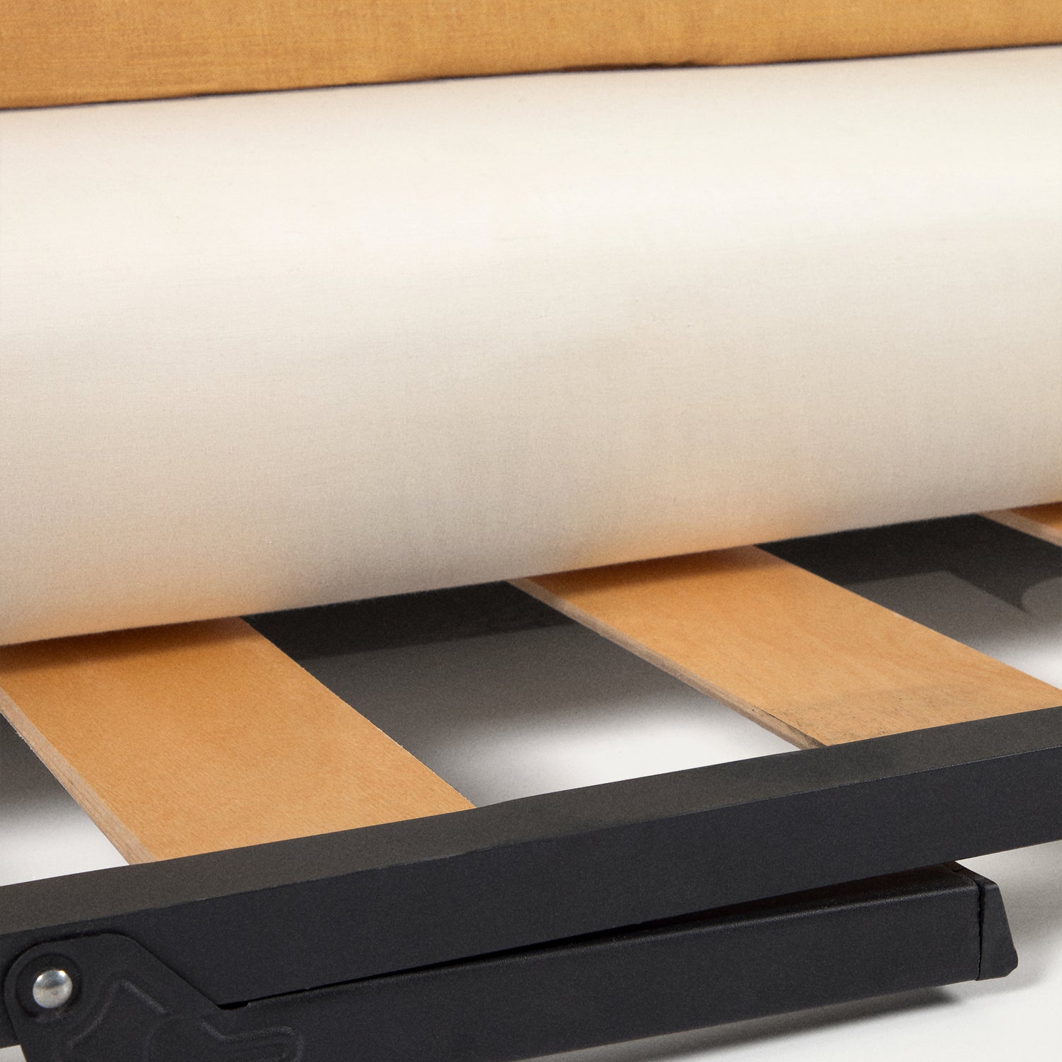 Tanit Schlafsofa senffarben und Beine aus massivem Buchenholz natürliches Finish 210 cm - ZEN ZONE Furniture