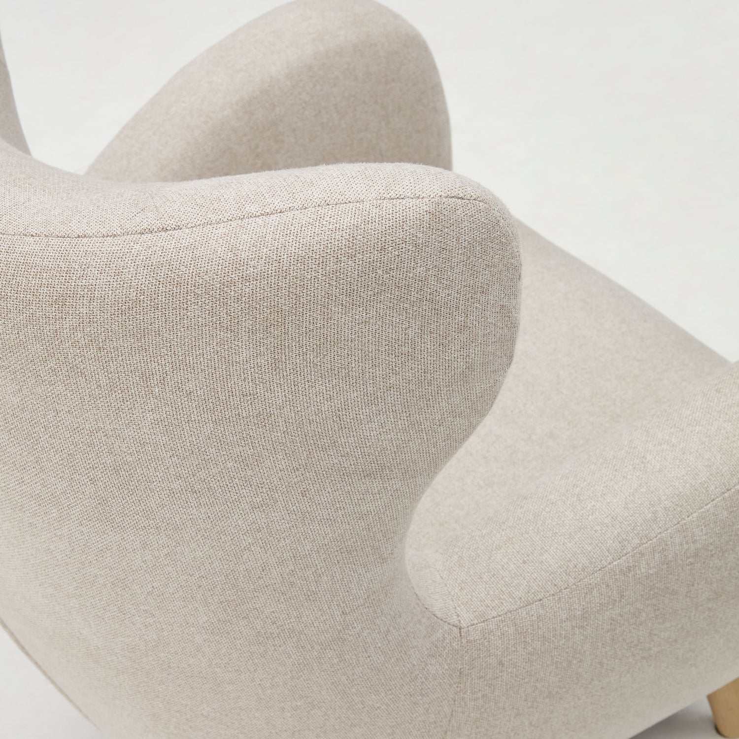 Patio Sessel aus beiger Chenille mit Beinen aus massiver Buche - ZEN ZONE Furniture