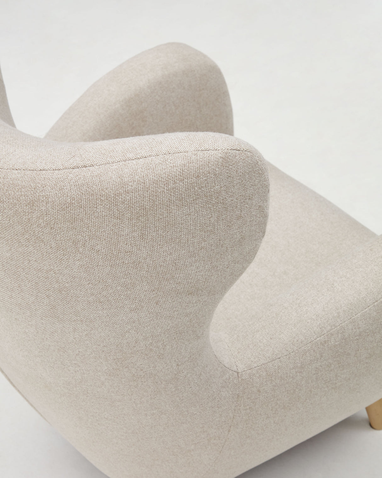 Patio Sessel aus beiger Chenille mit Beinen aus massiver Buche - ZEN ZONE Furniture