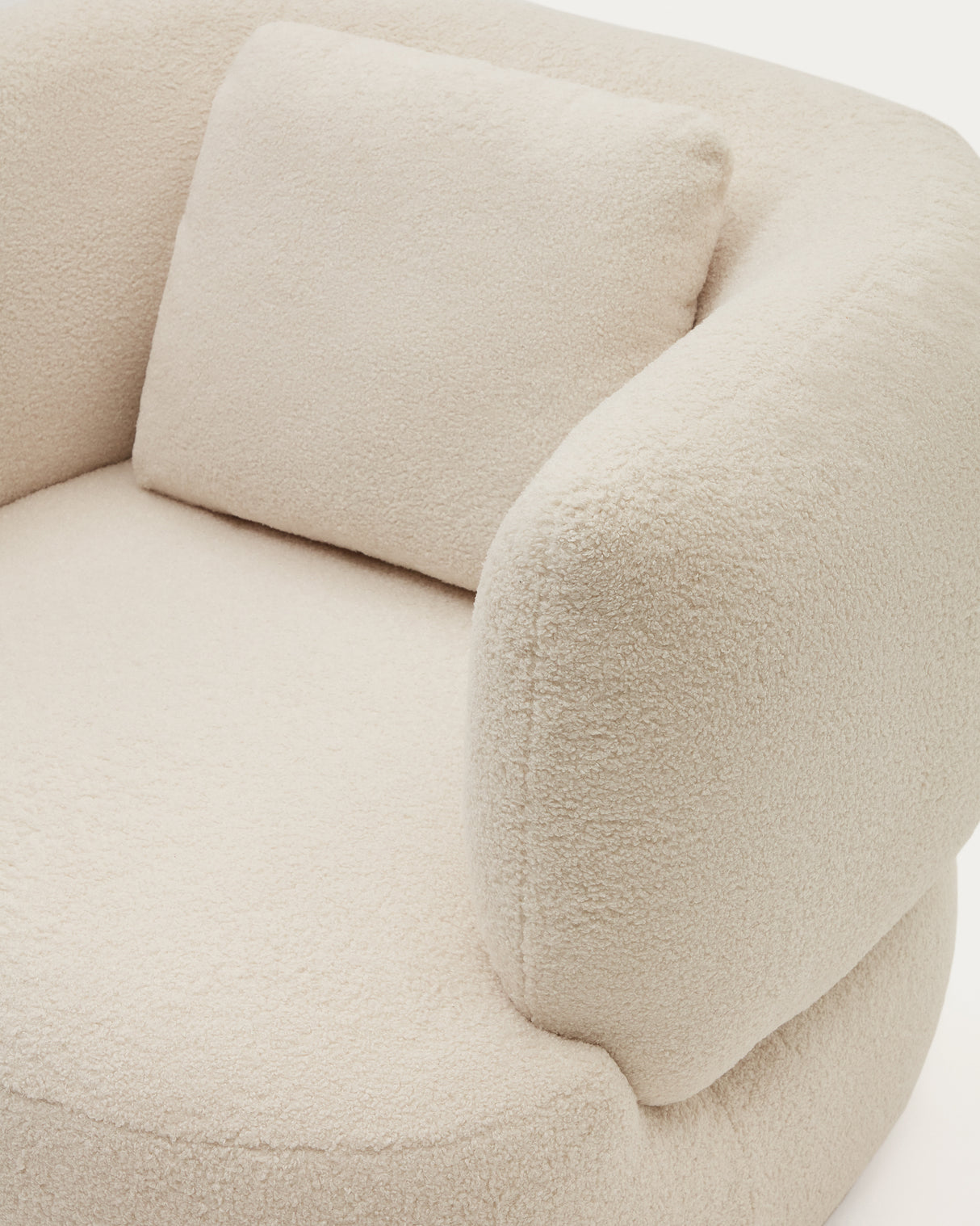 Martina Drehsessel mit Bouclé in Off-White mit Kissen - ZEN ZONE Furniture