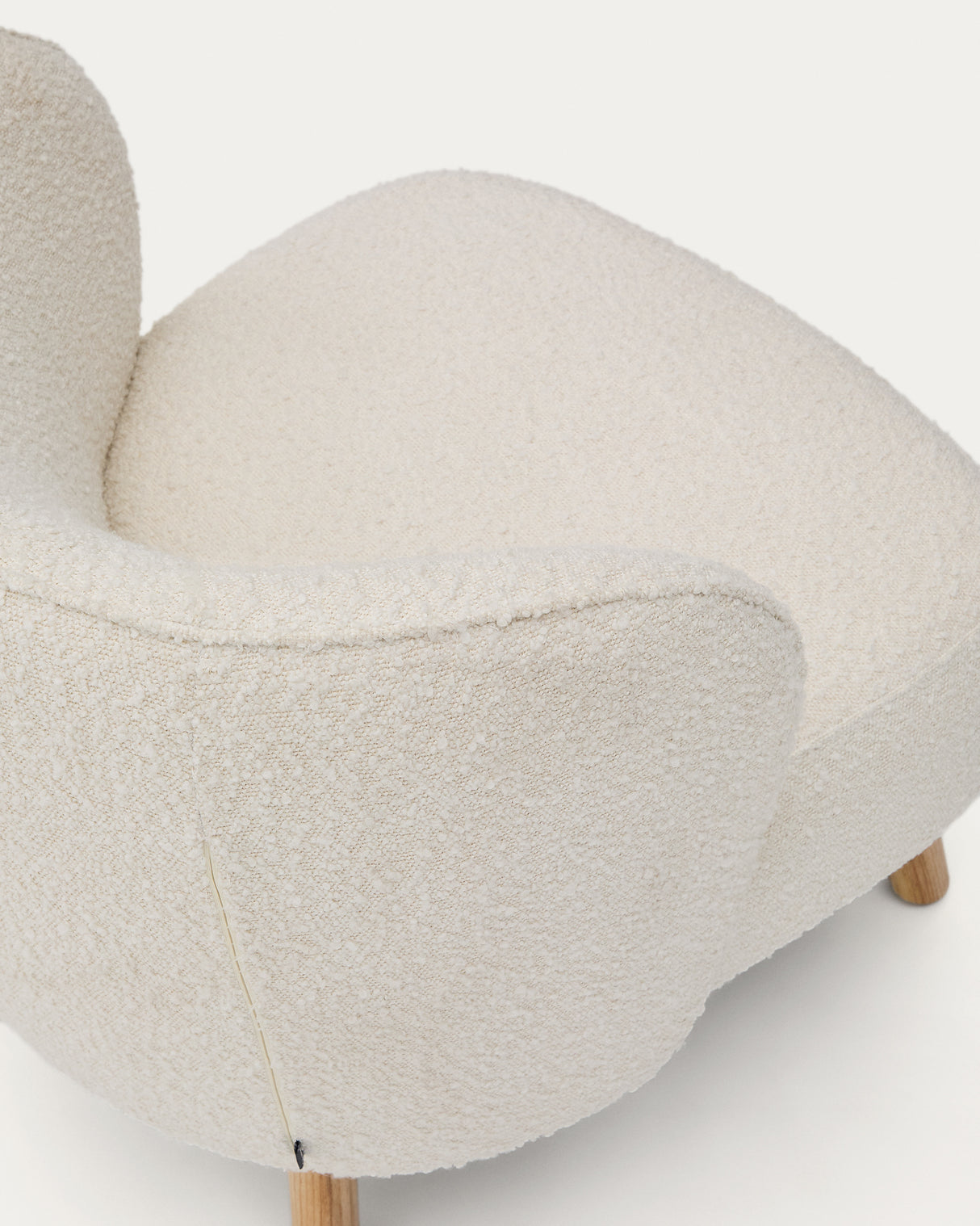 Sessel Ulit aus weißem Schaffell und Beinen aus massivem Buchenholz mit natürlichem Finish - ZEN ZONE Furniture