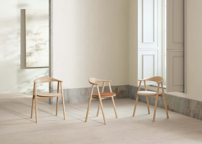 Swing Esstischstuhl aus Eiche weiß pigmentiert geölt – Gepolstert, Leder, Cognac - ZEN ZONE Furniture