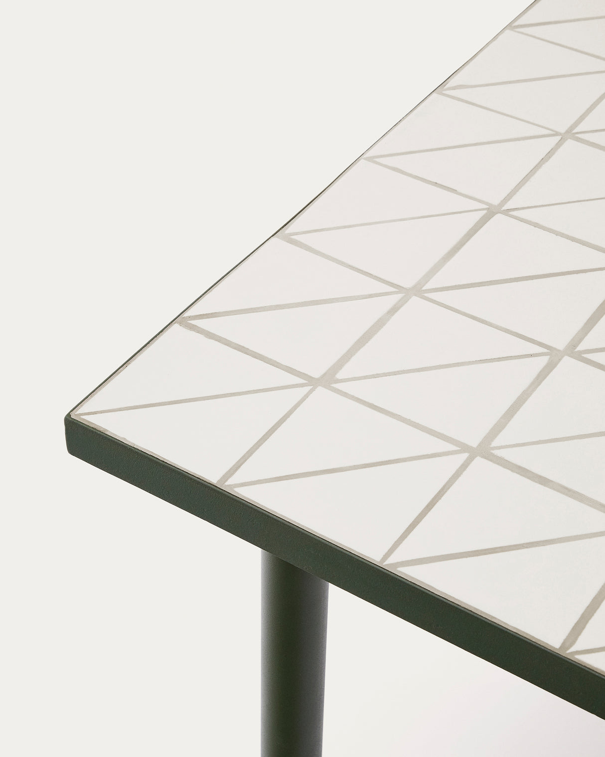 Outdoor-Stuhl Maurina aus grün verzinktem Stahl mit Kacheln in der Farbe Écru 223 x 101 cm - ZEN ZONE Furniture