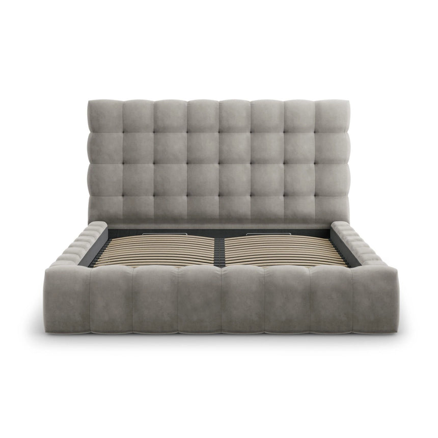 Bali Bett mit Kopfteil und Stauraum, aus Samt (Blu13) in Hellgrau, 180x200 cm von Cosmopolitan Design – Bild 5