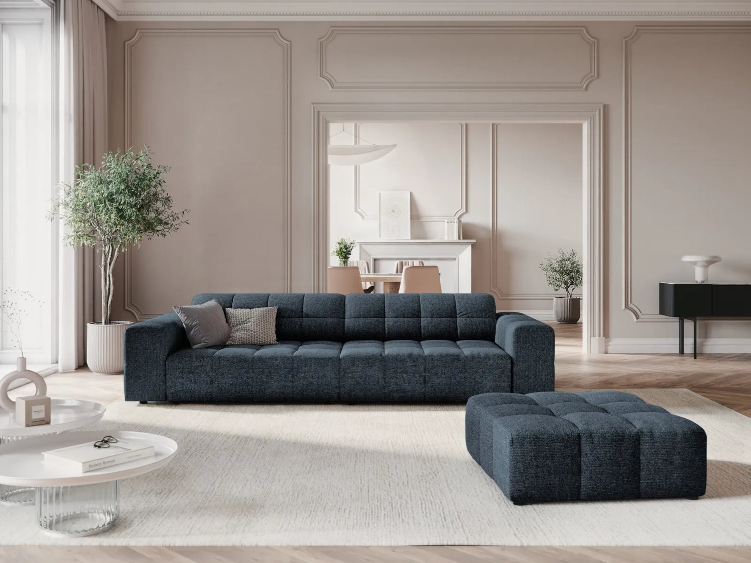 Chicago Pouf aus Chenille in Königsblau (Haga 86), 102x80x40 cm von Cosmopolitan Design – Bild 2