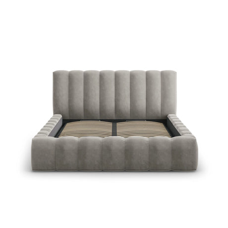 Palma Bett mit Kopfteil und Stauraum aus Samt in Hellgrau (Bluvel 13), 180x200 cm von Cosmopolitan Design – Bild 2