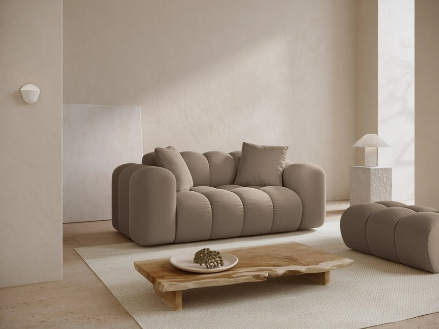 Treno 2-Sitzer Sofa aus Samt in Cappuccino (Bluvel 40), 180x94 cm von Cosmopolitan Design – Bild 2