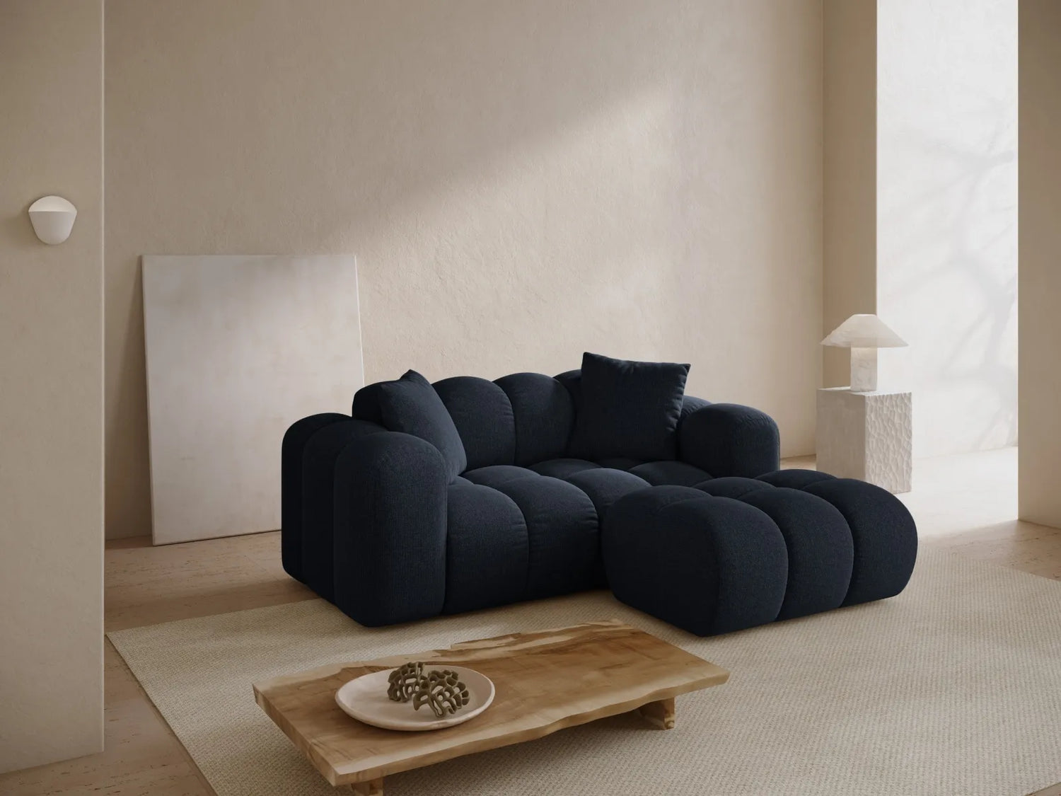 Treno Pouf aus Chenille in Marineblau (Eden 16 Deep Blue), 90x70x42 cm von Cosmopolitan Design – Bild 2