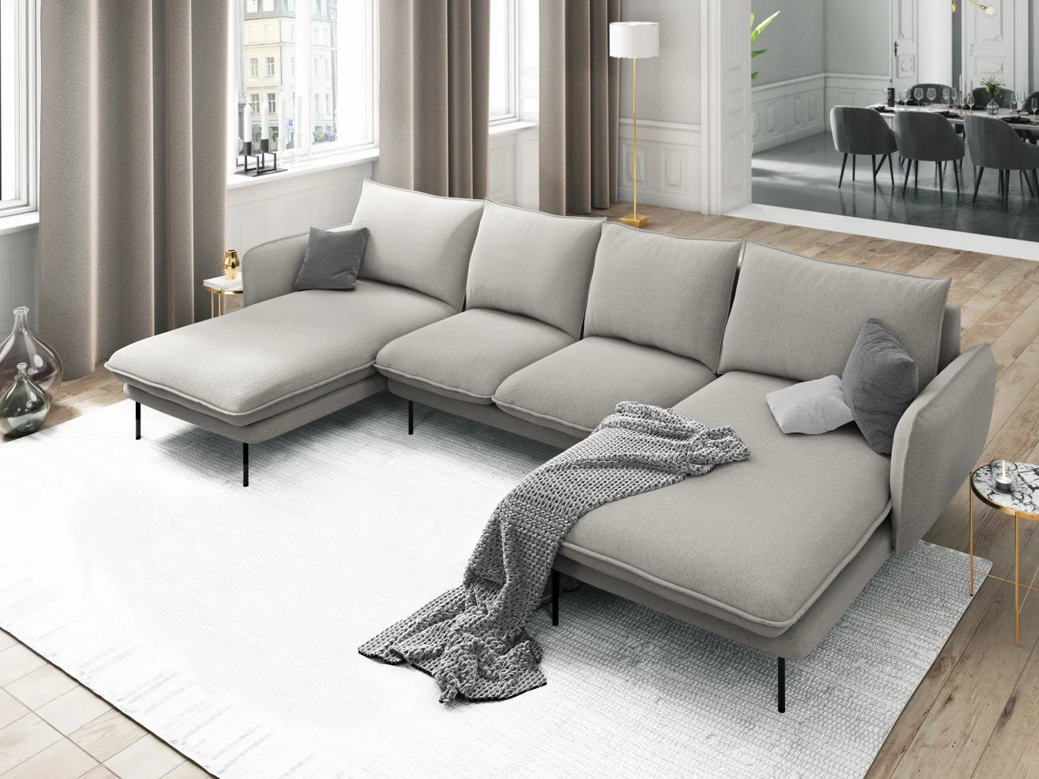 Vienna 6-Sitzer Panorama Sofa aus Strukturierter Stoff in Hellgrau (Asgard 27/ Positano 83), Beine in Schwarzes Metall, 350x170x95 cm von Cosmopolitan Design – Bild 2