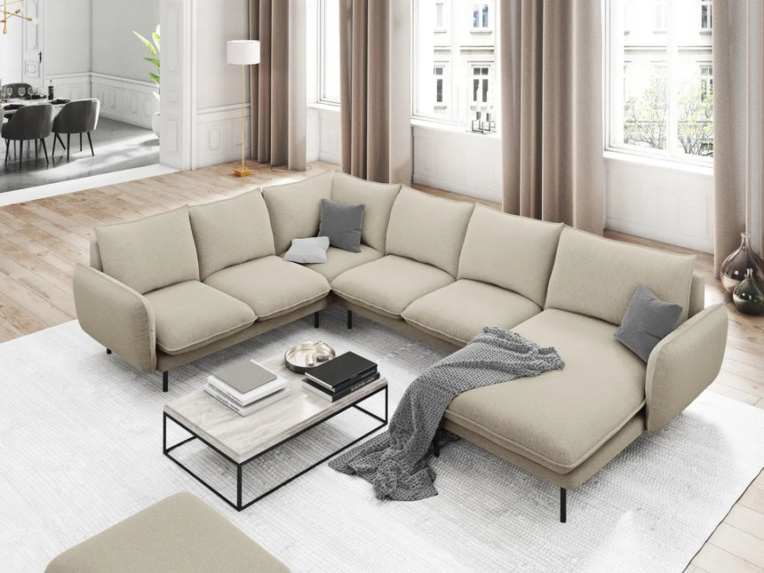 Vienna 7-Sitzer Panorama Ecksofa, Linke Seite, aus Strukturierter Stoff in Beige (Positano 8), Beine aus Schwarzes Metall, 330x235x95 cm von Cosmopolitan Design – Bild 2
