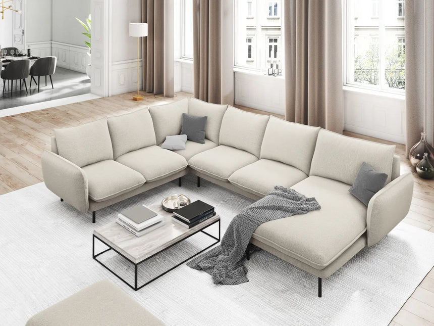 Vienna 7-Sitzer Panorama Ecksofa, Linke Seite, aus Strukturierter Stoff in Hellbeige (Positano 02), Beine aus Schwarzes Metall, 330x235x95 cm von Cosmopolitan Design – Bild 2