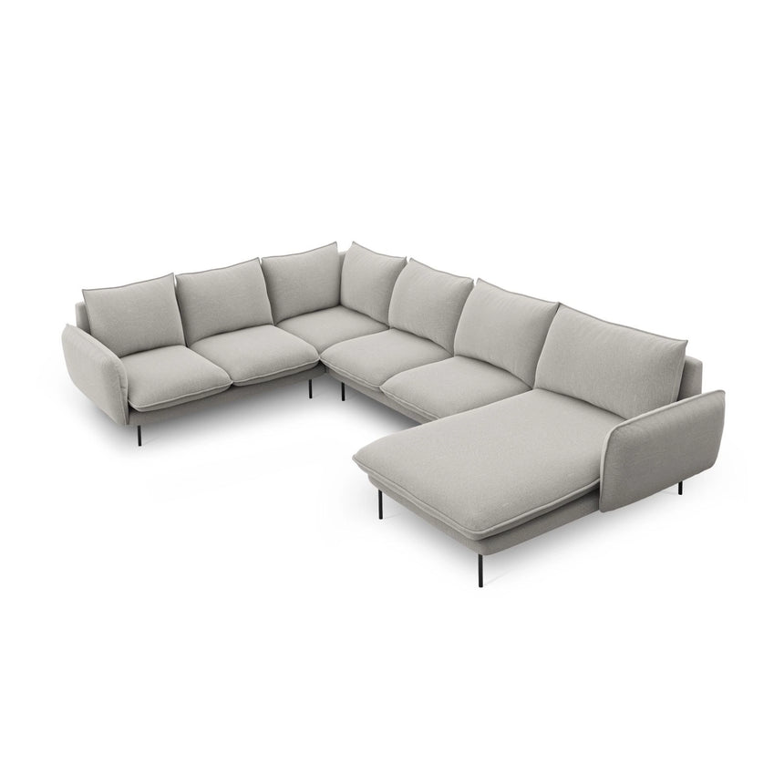 Vienna 7-Sitzer Panorama Ecksofa, Linke Seite, aus Strukturierter Stoff in Hellgrau (Asgard 27/ Positano 83), Beine aus Schwarzes Metall, 330x235x95 cm von Cosmopolitan Design – Bild 1