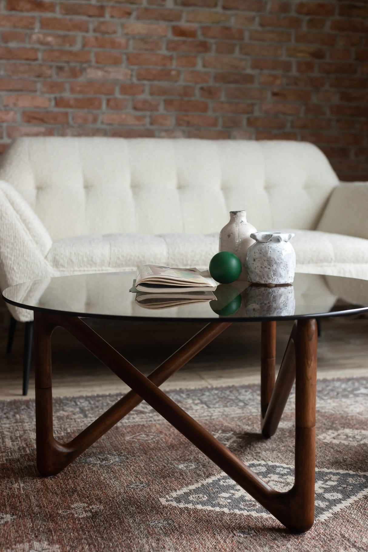 Naia Couchtisch Walnuss 80x80x40 cm von Dutchbone – Produktbild 5