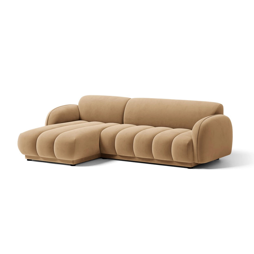 Treviso 3-Sitzer Ecksofa links aus Samt in Mandelbeige (Casino Lion), 244x148 cm von Ferrani Interiors – Bild 3