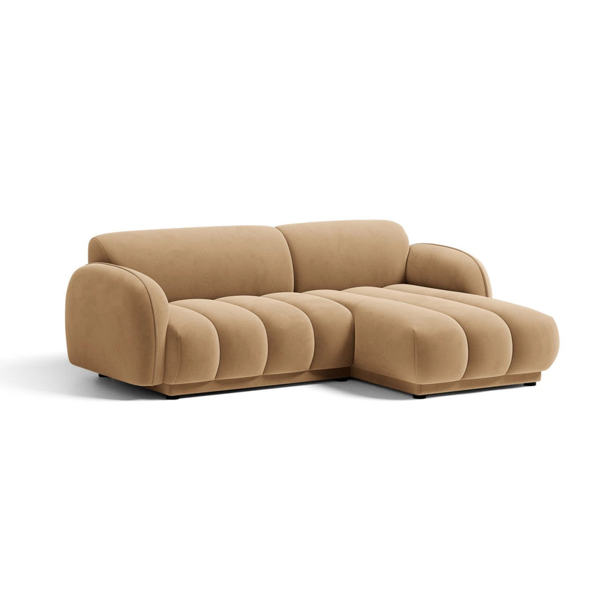 Treviso 3-Sitzer Ecksofa rechts aus Samt in Mandelbeige (Casino Lion), 216x148 cm von Ferrani Interiors – Bild 3