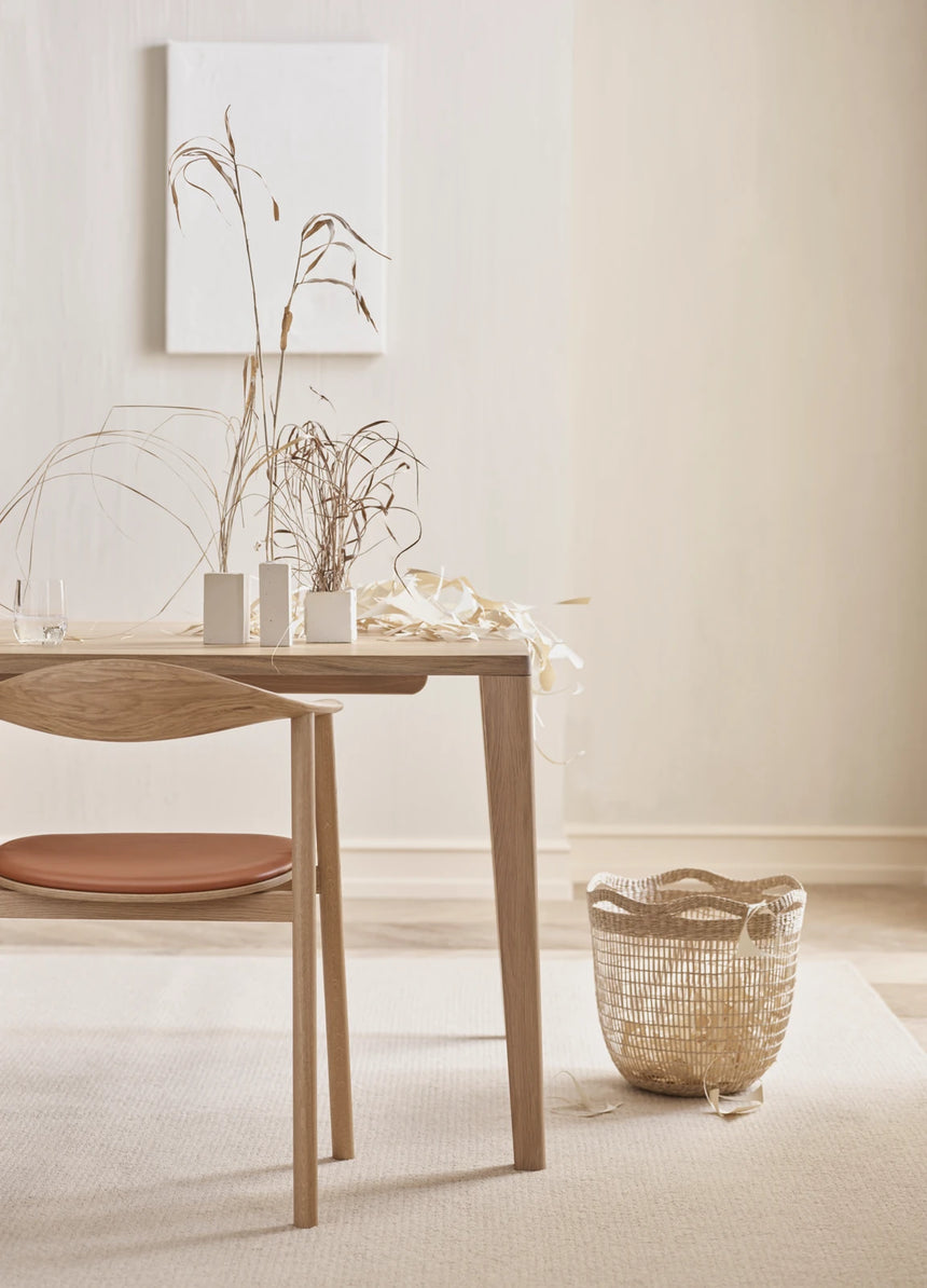 Swing Esstischstuhl aus Eiche weiß pigmentiert geölt – Gepolstert, Leder, Cognac - ZEN ZONE Furniture