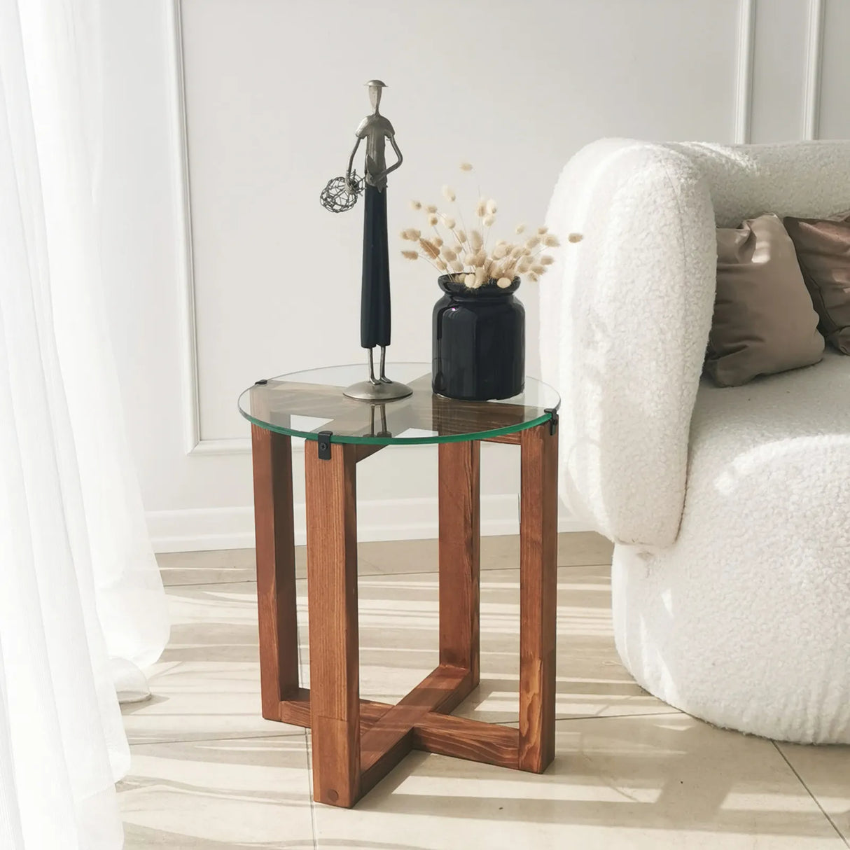 Beistelltisch Amalfi aus massivem Kiefernholz und gehärtetem Glas in Walnuss, 50×40×40 cm von Hanah Home – Bild 4