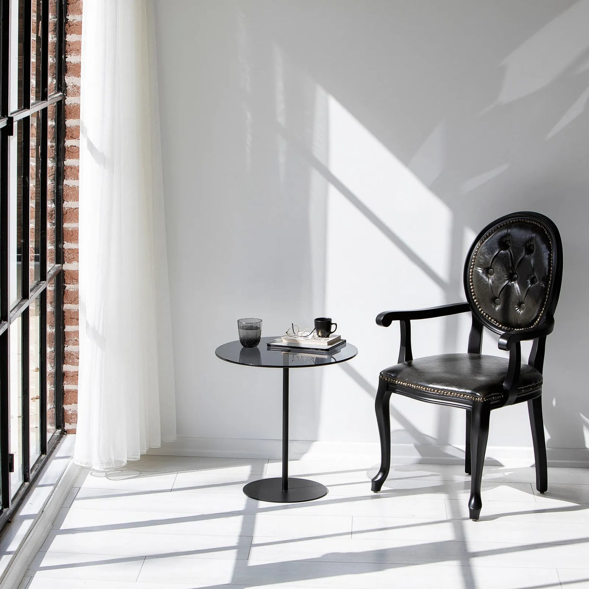 Beistelltisch Chill-Out aus gehärtetem Glas und Metall in Schwarz und Dunkelgrau, 50×50×50 cm von Hanah Home – Bild 1
