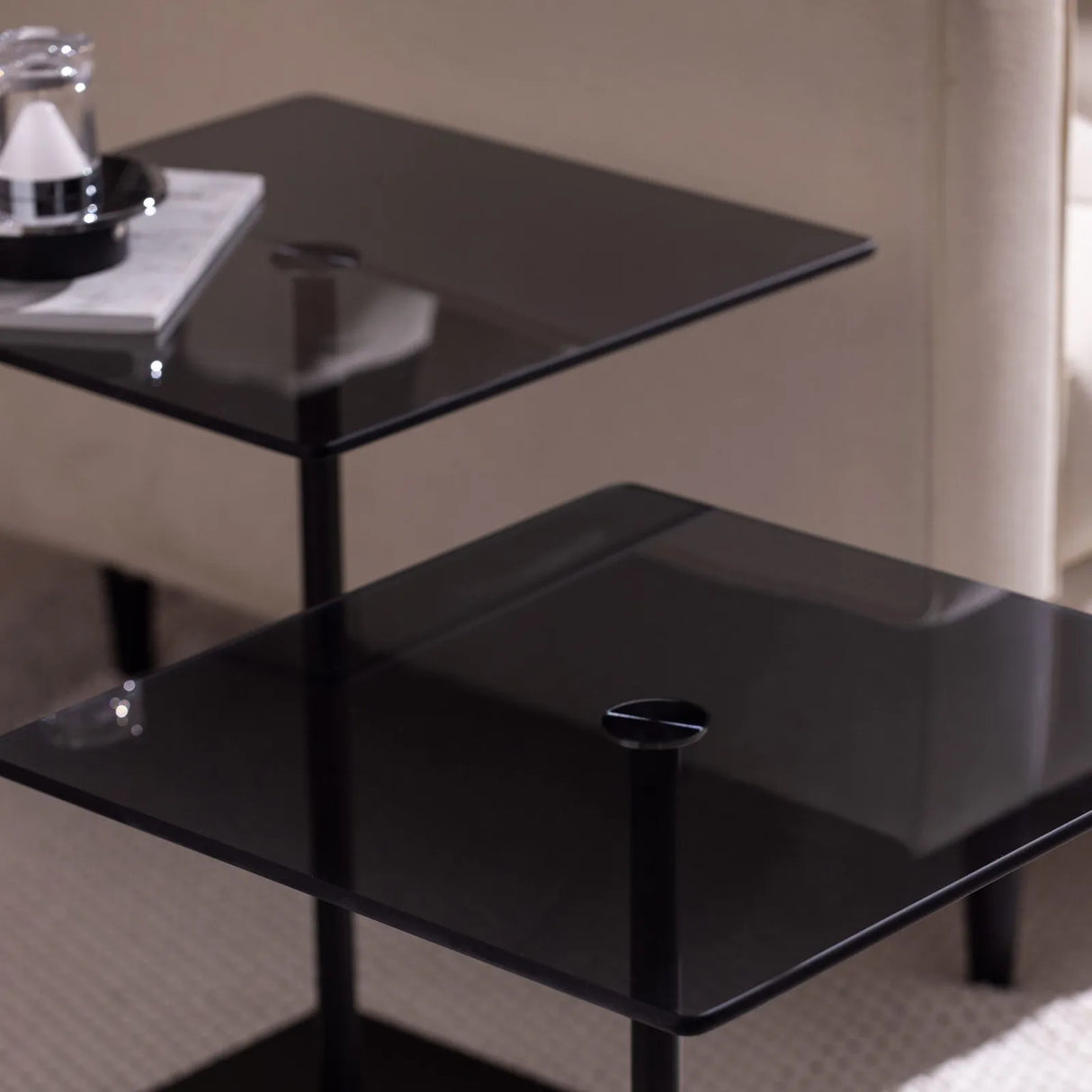 Couchtisch Elegante 2 aus gehärtetem Glas und melaminbeschichteten Holz, 45×40×40 cm von Hanah Home – Bild 2