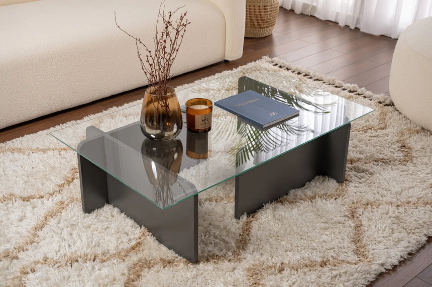 Couchtisch Flavio aus melaminbeschichteten Holz und gehärtetem Glas in Anthrazit, 105×65×30 cm von Hanah Home – Bild 1