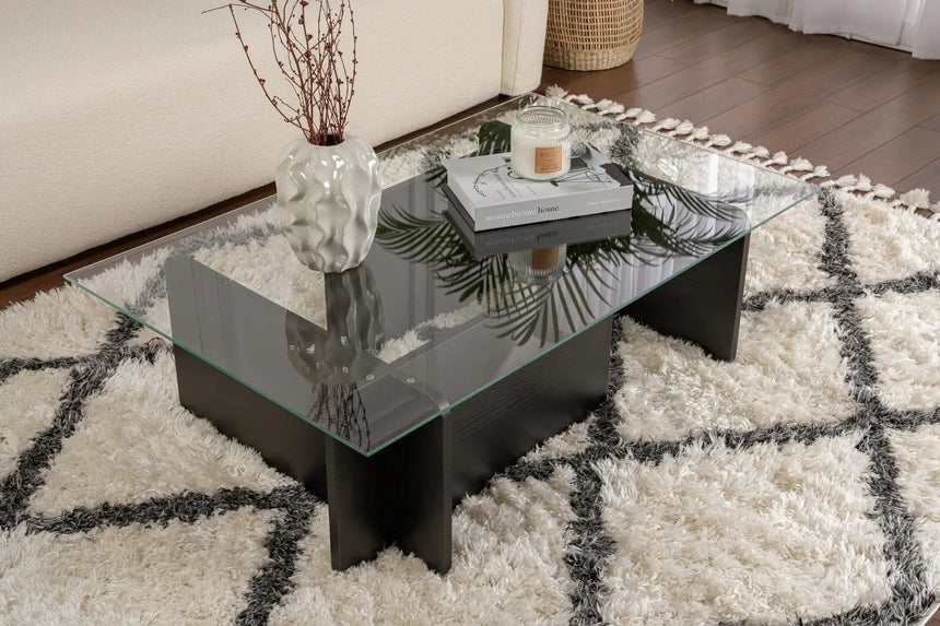 Couchtisch Flavio aus melaminbeschichteten Holz und gehärtetem Glas in Holzschwarz, 105×65×30 cm von Hanah Home – Bild 1