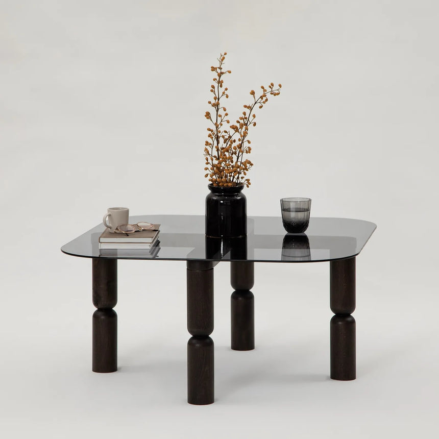 Couchtisch Kei aus Buchenholz und gehärtetem Glas in Anthrazit und Rauch, 80×80×40 cm von Hanah Home – Bild 8