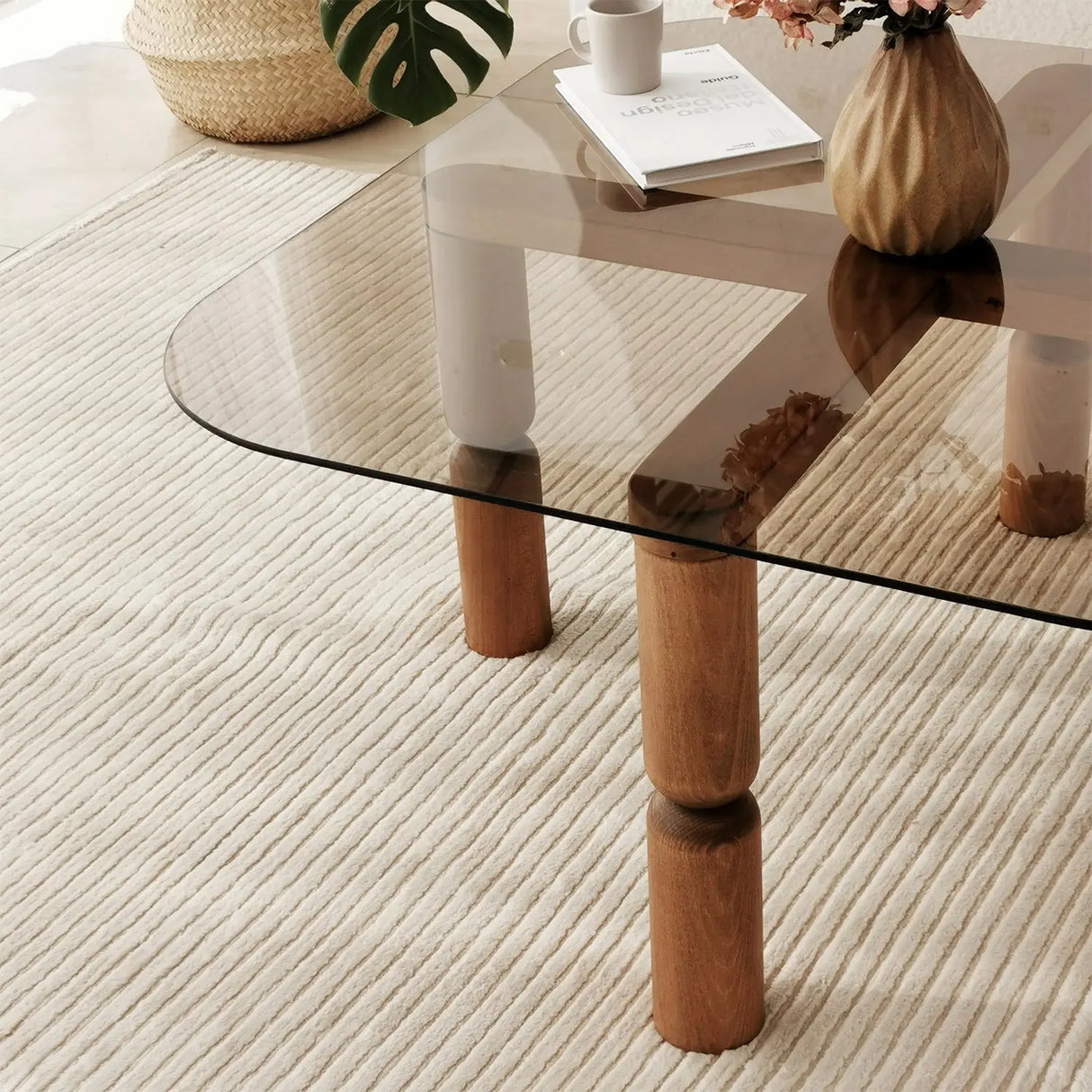 Couchtisch Kei aus Buchenholz und gehärtetem Glas in Walnuss und Bronze, 80×80×40 cm von Hanah Home – Bild 4