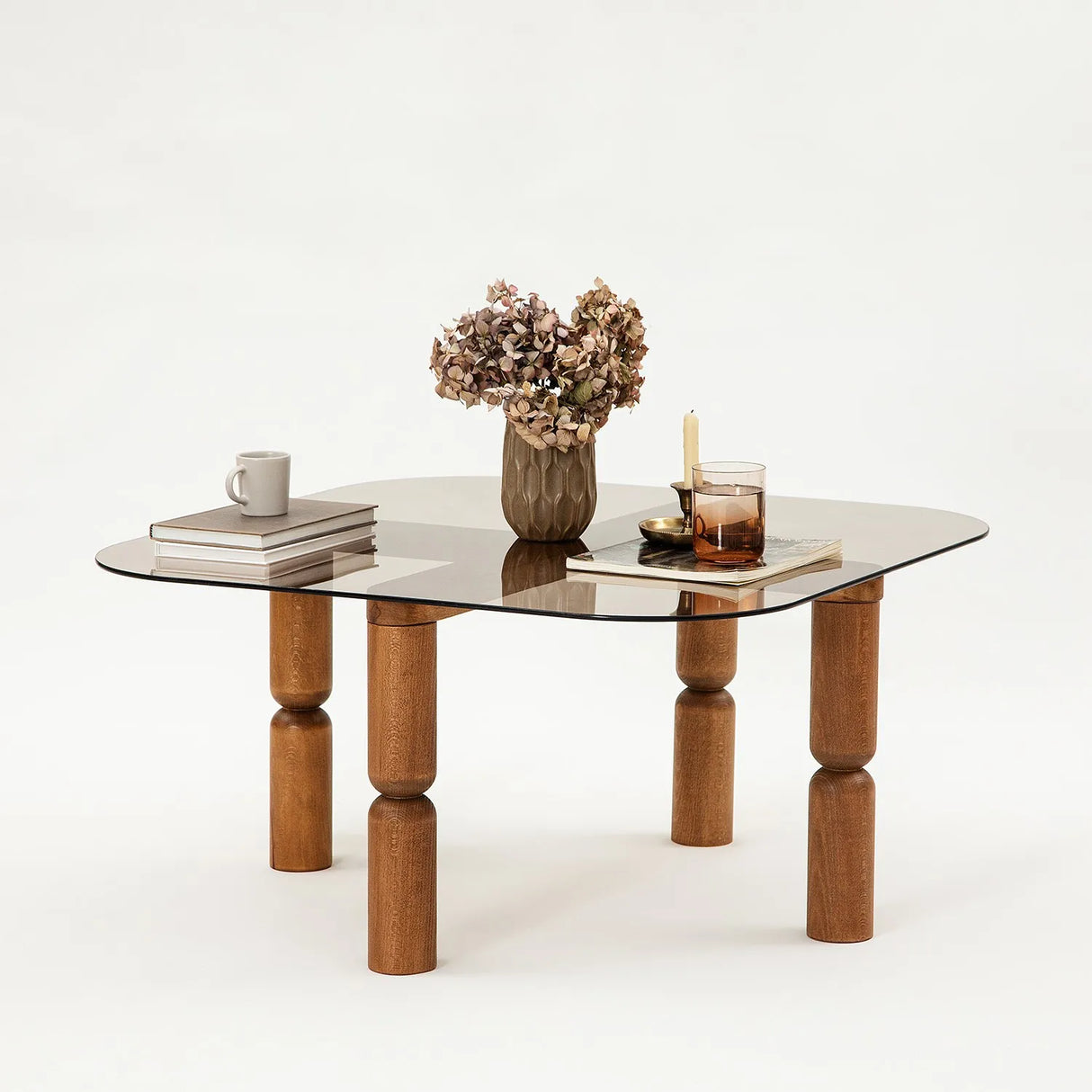 Couchtisch Kei aus Buchenholz und gehärtetem Glas in Walnuss und Bronze, 80×80×40 cm von Hanah Home – Bild 6