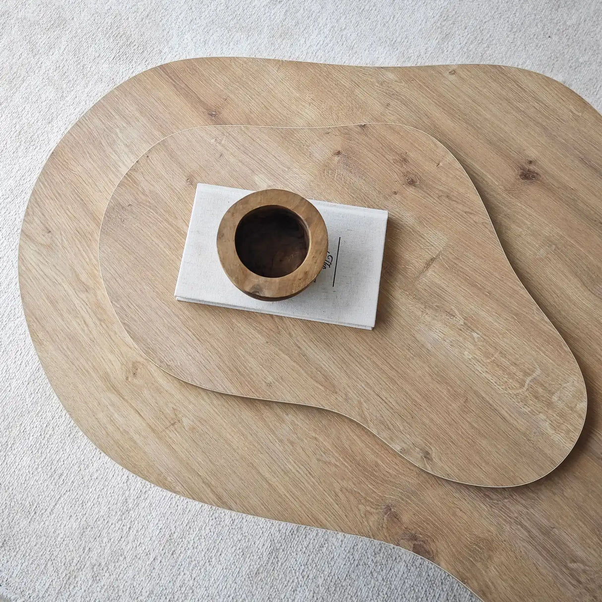 Couchtisch Melted aus melaminbeschichteten Holz in Saphir-Eiche, 105×65×35 cm von Hanah Home – Bild 7