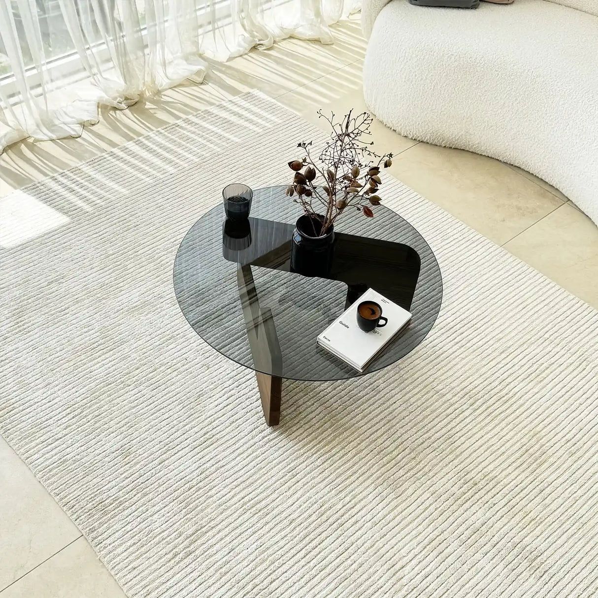 Couchtisch Mia aus massivem Kiefernholz und gehärtetem Glas, 75×75×35 cm von Hanah Home – Bild 6