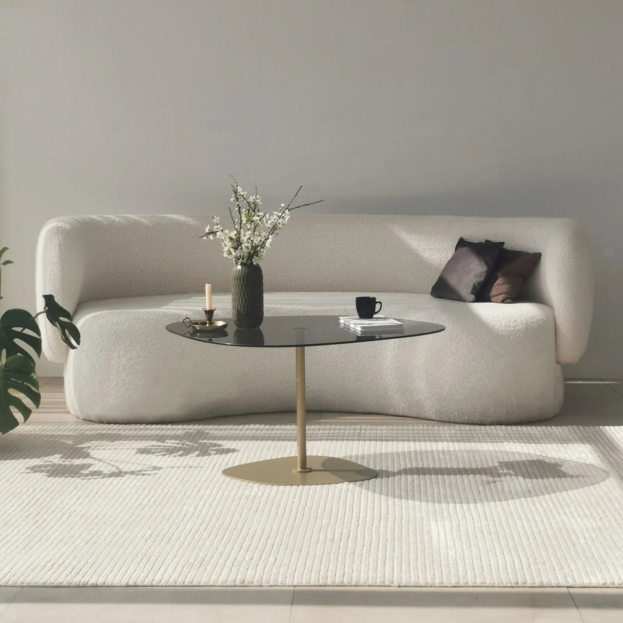 Couchtisch Soho aus gehärtetem Glas und Metall, 85×67×40 cm von Hanah Home – Bild 1