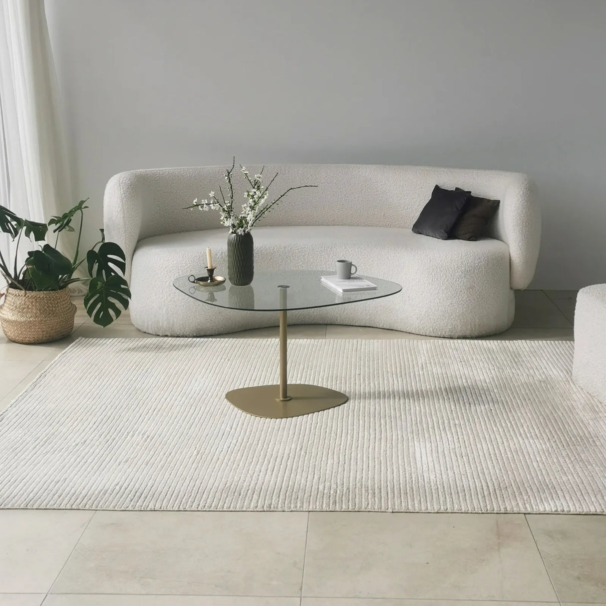 Couchtisch Soho aus gehärtetem Glas und Metall in Transparent und Gold, 85×67×40 cm von Hanah Home – Bild 1
