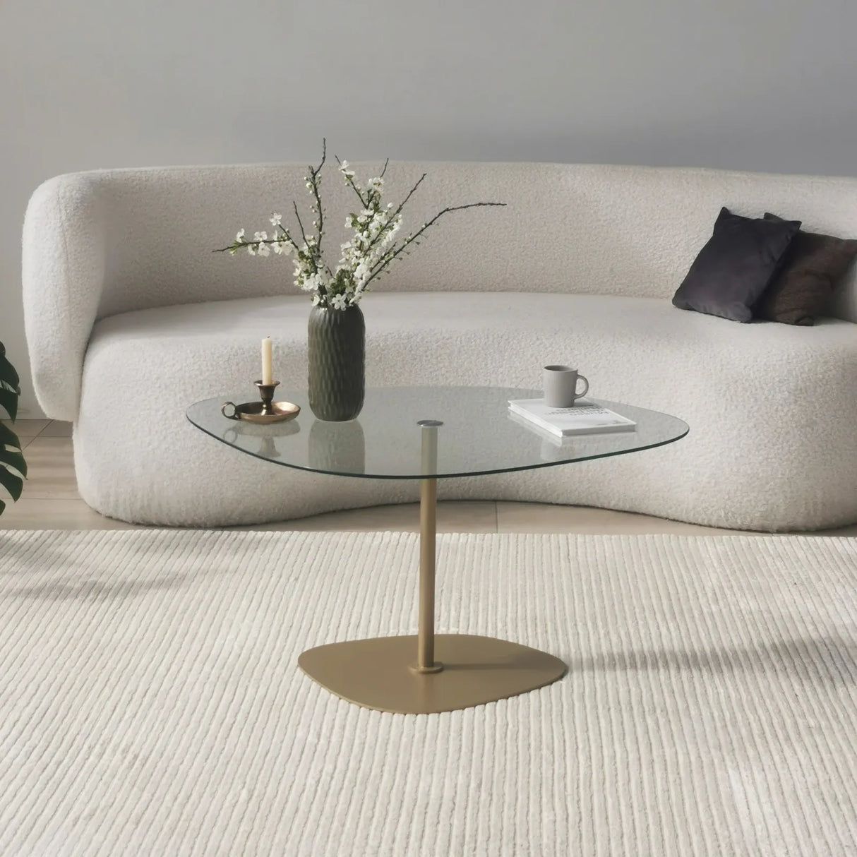 Couchtisch Soho aus gehärtetem Glas und Metall in Transparent und Gold, 85×67×40 cm von Hanah Home – Bild 3
