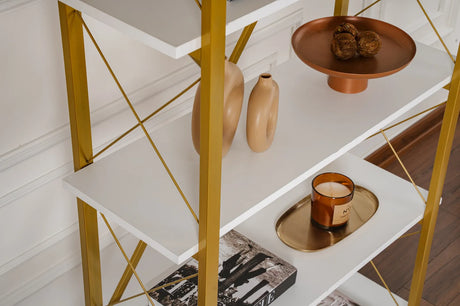 Regale Elysian aus melaminbeschichteten Holz und Metall in Weiß und Gold, 90x33,5x180 cm von Hanah Home – Bild 4