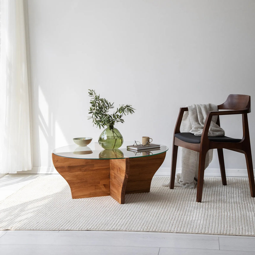Runder Couchtisch Amphora aus Kiefernholz und gehärtetem Glas in Kastanie 92Ø von Hanah Home – Bild 1