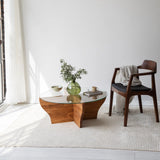 Runder Couchtisch Amphora aus Kiefernholz und gehärtetem Glas in Kastanie 92Ø von Hanah Home – Bild 2