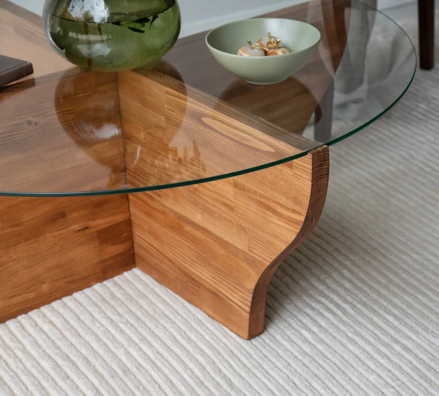 Runder Couchtisch Amphora aus Kiefernholz und gehärtetem Glas in Kastanie 92Ø von Hanah Home – Bild 4