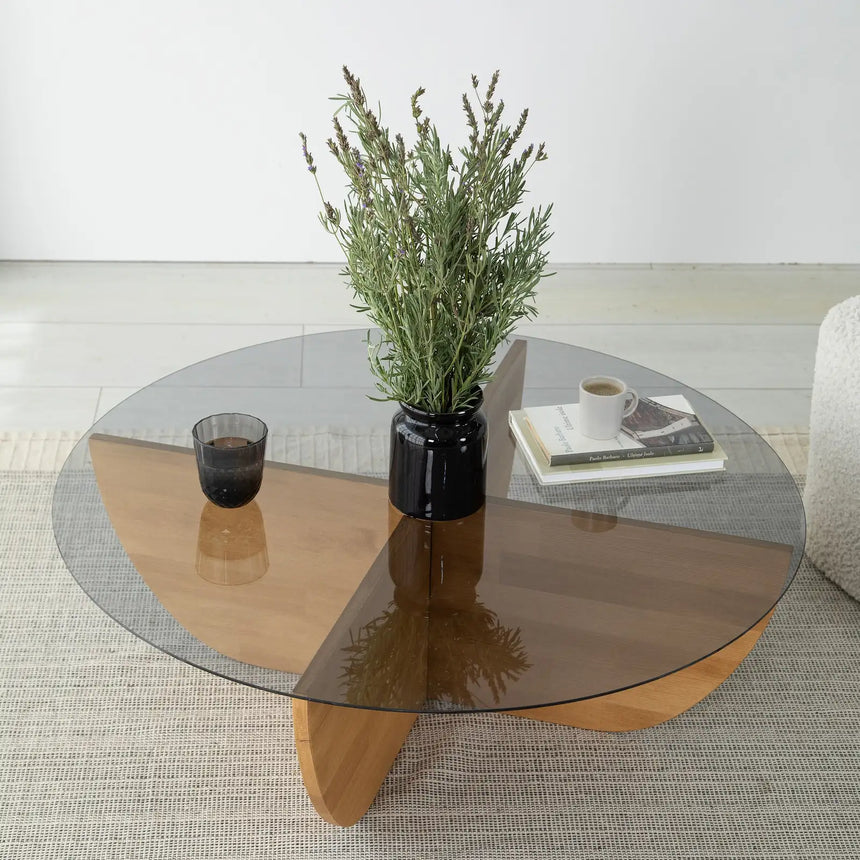 Runder Couchtisch Lily aus massivem Kiefernholz und gehärtetem Glas in Eiche 90Ø von Hanah Home – Bild 3