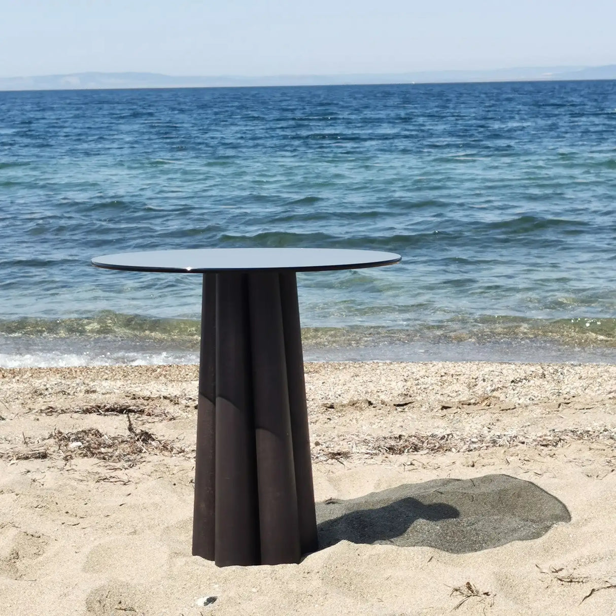 Runder Couchtisch Thales aus Buche und gehärtetem Glas in Schwarz und Dunkelgrau 50Ø von Hanah Home – Bild 6
