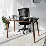 Schreibtisch Cozy aus Buchenholz und gehärtetem Glas in Walnuss, 110×60×73 cm von Hanah Home – Bild 1