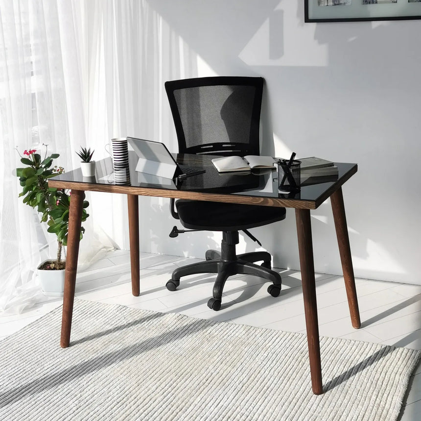 Schreibtisch Cozy aus Buchenholz und gehärtetem Glas in Walnuss, 110×60×73 cm von Hanah Home – Bild 1
